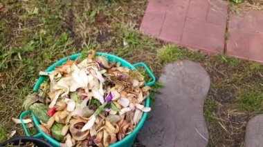 Kovada temizlik. Sebze temizlemek. Çöp kutusu. Sebze kabuğu. Yiyecek atıkları. Gübrelenebilir Gıda Kırıntıları, zaman aşımı. Meyve ve sebzelerden elde edilen gübre artıkları.