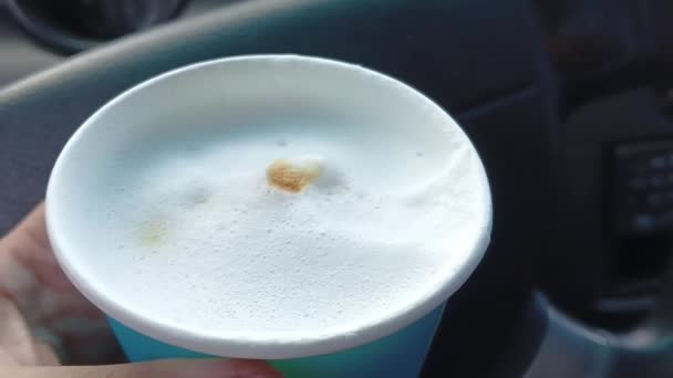 車の中のコーヒー コーヒーカップ 運転手がコーヒーを — ストック動画