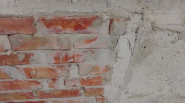 Kırmızı tuğla. Tuğla işi. Çimento ve taş. sıra sıra tuğlalar. Duvar dokusu. 4k video. Kırmızı tuğla duvar. Eski koyu kahverengi ve kırmızı tuğla duvarın dokusu panoramik arka plan.