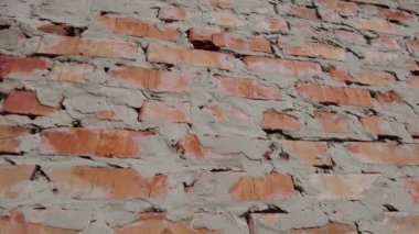 Kırmızı tuğla. Tuğla işi. Çimento ve taş. sıra sıra tuğlalar. Duvar dokusu. 4k video. Kırmızı tuğla duvar. Eski koyu kahverengi ve kırmızı tuğla duvarın dokusu panoramik arka plan.