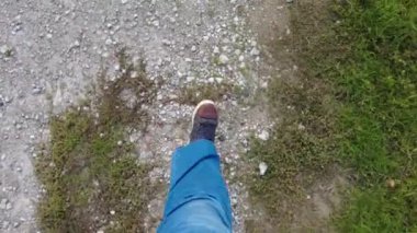 Gri yol. Cinder Yolu. video 4k. Koyu gri kül taşları toprak bir yolda uzanır. Gün ortası güneşinin en üst manzarası. Yoldaki tekdüzelikler. Yoldaki trafik.