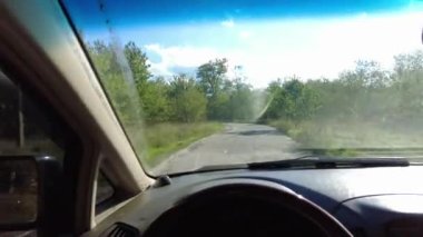 Arabanın içinde. Şoför kullanıyor. Kötü bir yolda araba kullanmak. Arabayla yolculuk. Yoldaki delikler. video 4k. yüksek çözünürlüklü