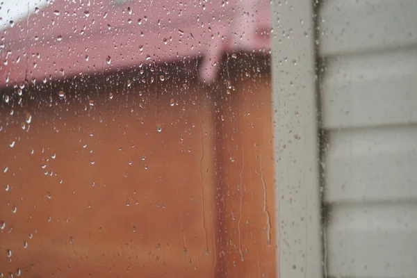 Σταγόνες Βροχής Κυλούν Στο Ποτήρι Σταγόνες Νερού Ακολουθούν Κάτω Μαύρο — Φωτογραφία Αρχείου