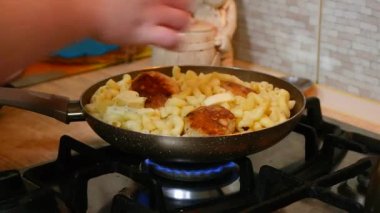 tavada makarna. Fusilli makarna tavada kaynar suda kaynatılır. Yavaş rotasyon. Soslu makarna kızartma paneline kremayla doldurulur. Peynir ve makarna. Köfte ve makarna.