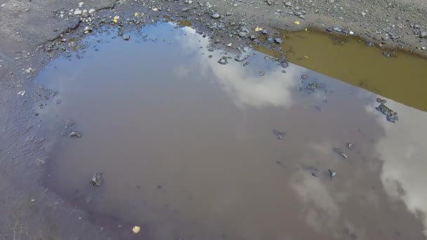 Céu Refletido Uma Poça Grande Poça Estrada Gotas Chuva Caem — Vídeo de Stock