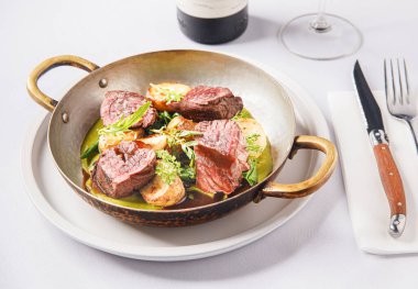 Fileminyon biftek ve tabakta patates.