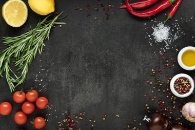 Yemek arkaplanı. Taze sebzeler, baharatlar, otlar ve yağ. Yemek pişirmek için gereken malzemeler. Renkli gıda malzemeleri sınırı.