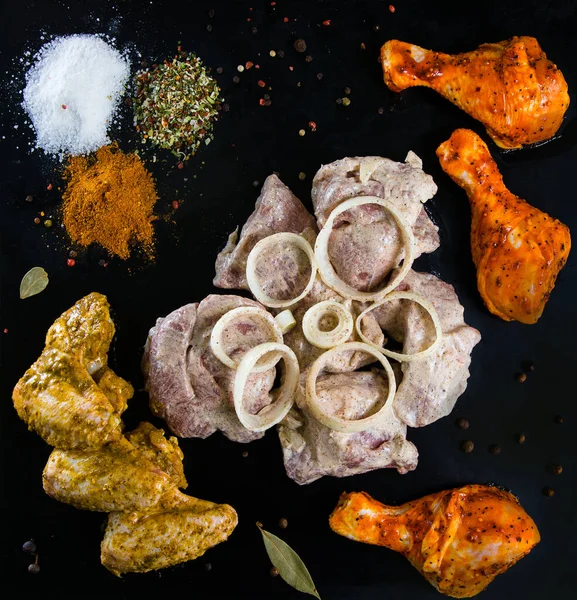 Salamura edilmiş tavuk ve domuz eti.