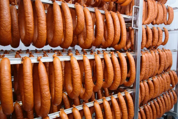 Sosislerle rafa kaldırıyorum. Fabrikanın kurutma aşamasında sosisler.