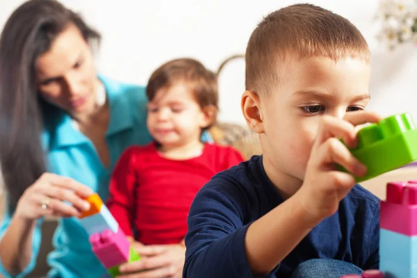 Jongen spelen — Stockfoto