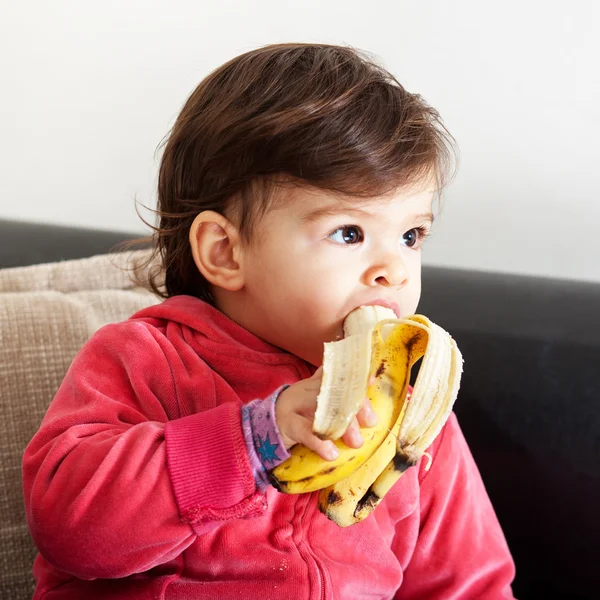 Bebê comer banana — Fotografia de Stock