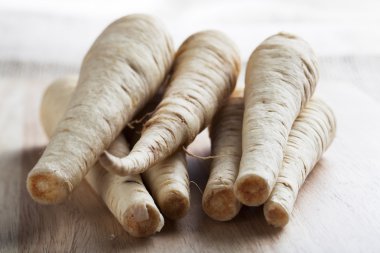 parsnips kesme tahtası üzerinde