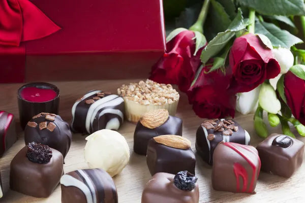 Cioccolatini e rose rosse — Foto Stock