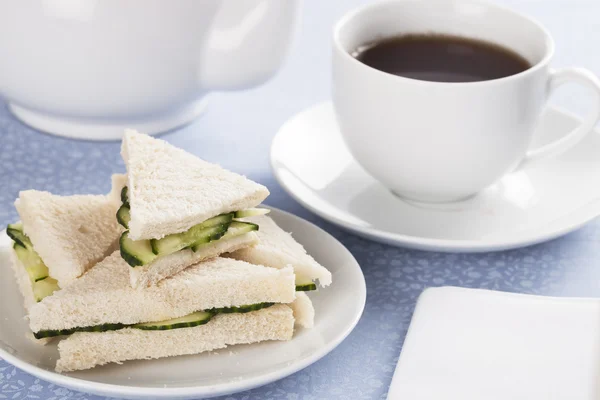 Сэндвичи с огурцом и чай — стоковое фото