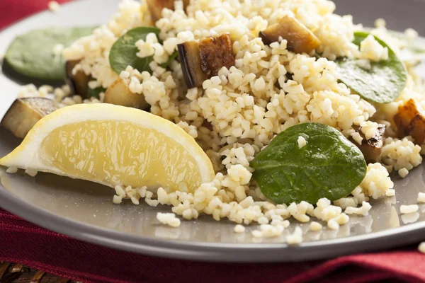 Bulgur med spenat och citron — Stockfoto