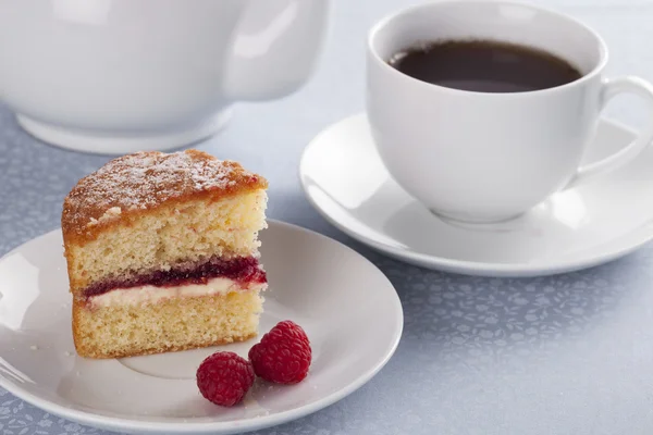 Tea and Victoria Sponge — Stock Photo, Image