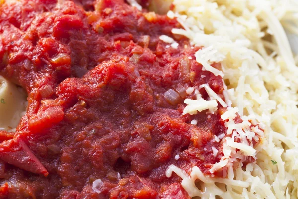 Spagetti sos ve peynir ile — Stok fotoğraf