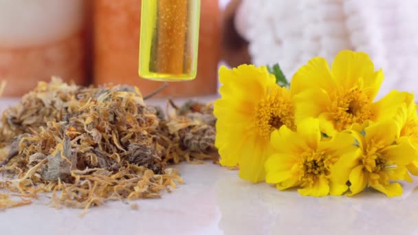 Pequeña botella de esencia de flor — Vídeo de stock