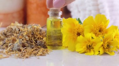 Calendula çiçek ve özü