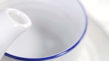 Çay Yakından Dökülüyor