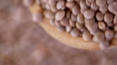 Kaşıktan Mercimek Dökülüyor