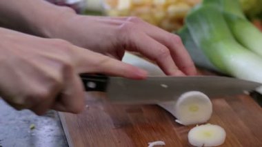 Taze pırasa doğrama