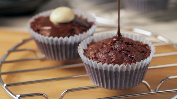 Topping Chocolate Cupcakes — Stockvideo