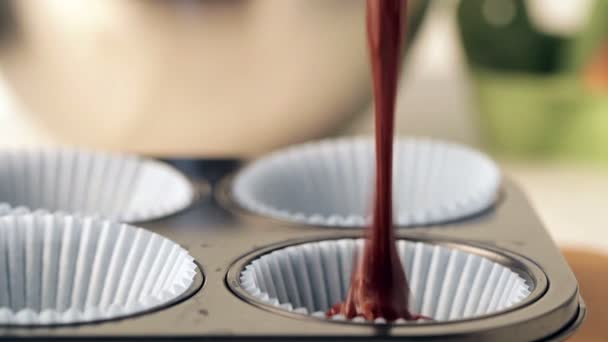 Hornear pasteles de chocolate — Vídeo de stock