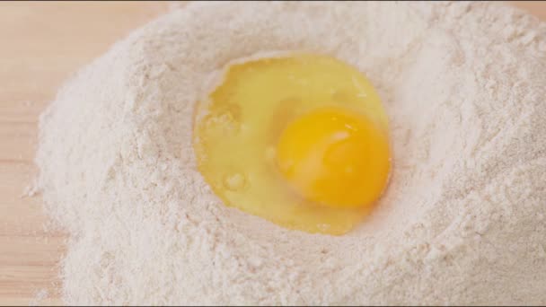 Menambahkan Telur ke Tepung — Stok Video