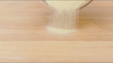 Semolina unu dökülüyor.