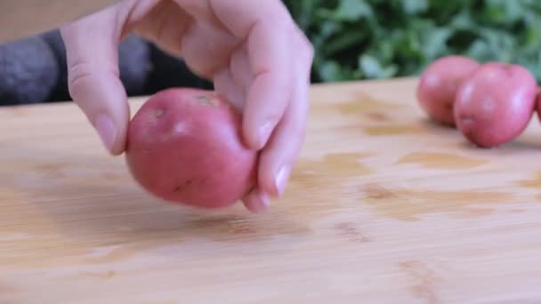 Cortar las patatas rojas — Vídeos de Stock