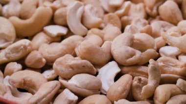 Yığının içine düşen çiğ kaju fıstıklarını kapat.