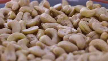 Kamera yavaşça çiğ kaju fıstığının üzerinden geçiyor.