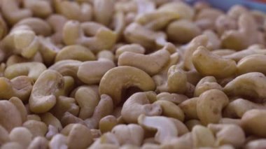 Kamera kasenin üzerinde hareket ediyor ve fındıklar içeri düşüyor..