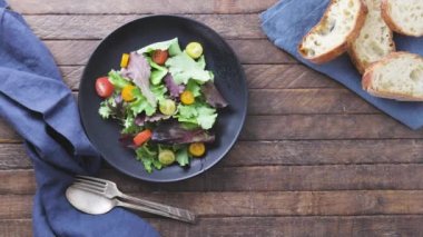 Masada vejetaryen peynirli makarna ve taze salata ve ekmek servis ediyorum..