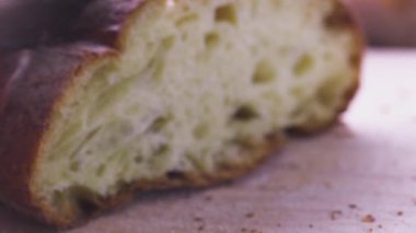 Ekmeği dilimleyen kabuklu zanaatkârın kameraları yaklaşıyor..