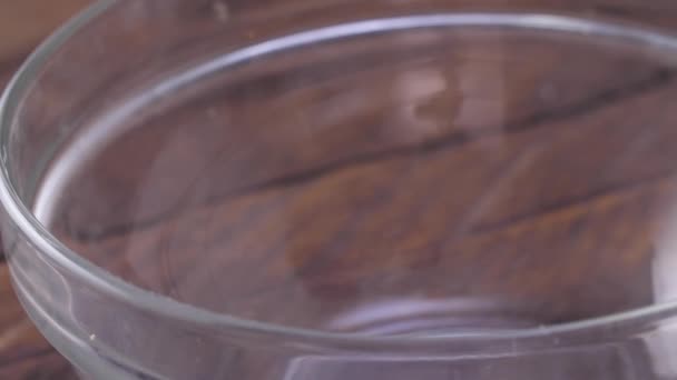 Caju Crud Fost Aruncat Castron Sticlă — Videoclip de stoc