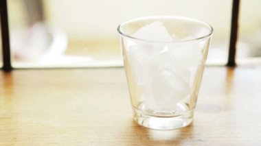 buz ve temiz gazlı sıvı ile dolu pencere tarafından oturan cam.