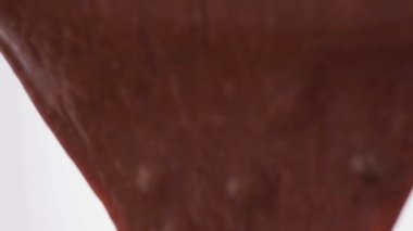 Çikolatalı kek hamuru kaseden dökülüyor..