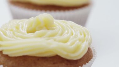 Kekin üzerine sarı şekerleme serpiştirilmiş çikolata taneleri..