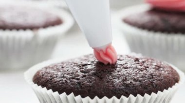 Pembe kremalı çikolatalı kek süslemesi.