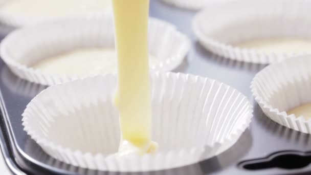 Vanilla Atau Lemon Cupcake Adonan Yang Dituangkan Dalam Bentuk Cupcake — Stok Video