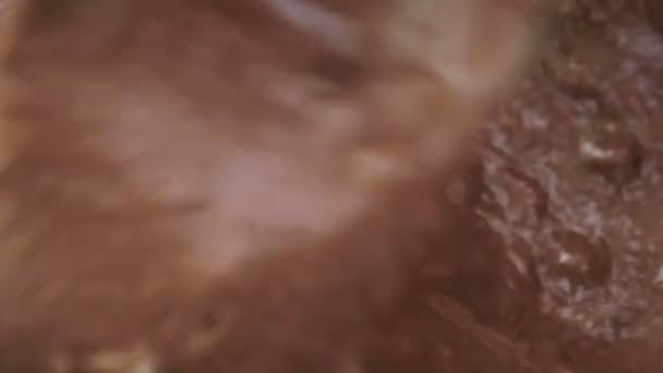 巧克力蛋糕或纸杯蛋糕面糊被搅拌 — 图库视频影像