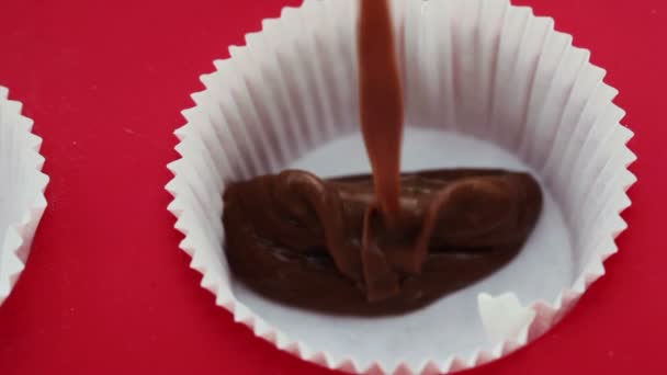 Massa Chocolate Sendo Derramado Papel Cupcake Forma Cozimento Vermelho — Vídeo de Stock
