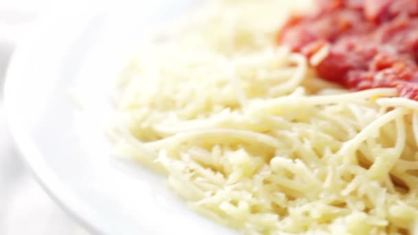 Färsk Spaghettipasta Med Tomatsås — Stockvideo