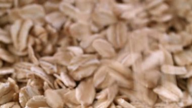 Yuvarlanmış yulaflar yavaşça yığının üzerine dökülür, yaklaşın..