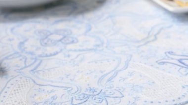 Çikolata parçalı kurabiye hamur tatlısı servis ediliyor..