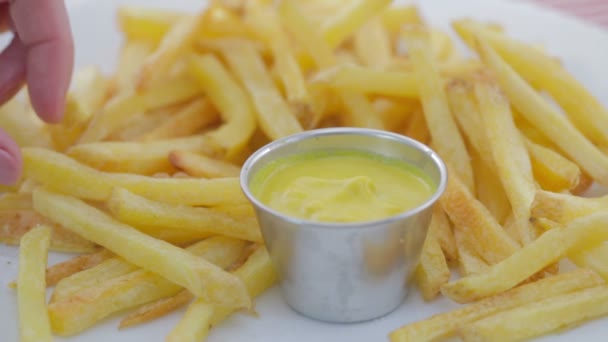 Mencelupkan Kentang Goreng Dalam Cangkir Mustard — Stok Video