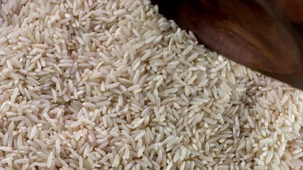 Holzlöffel Schöpft Braunen Reis Aus Behälter — Stockvideo
