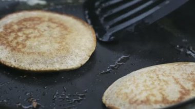 Spatula pişmiş krepleri tavadan kaldırıyor..